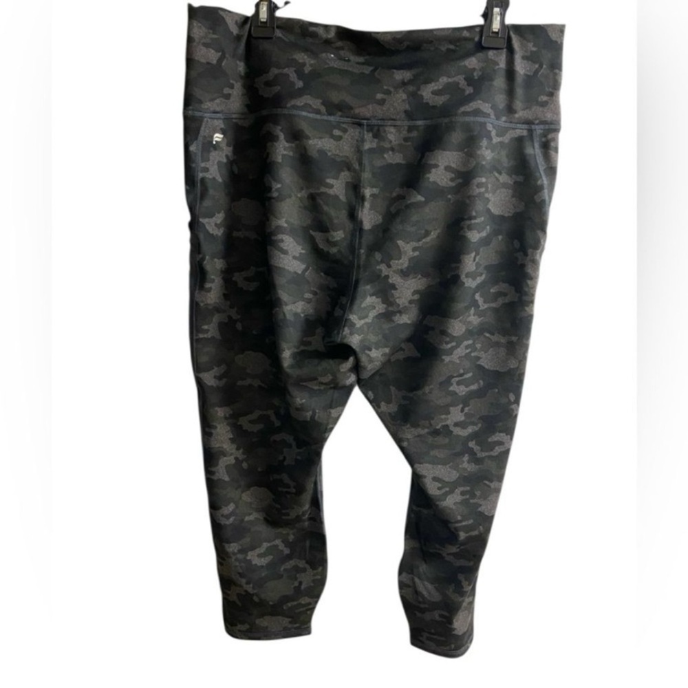 Fabletics High-Waisted Pocket Capri camo 2X NWT - Picture 4 of 12